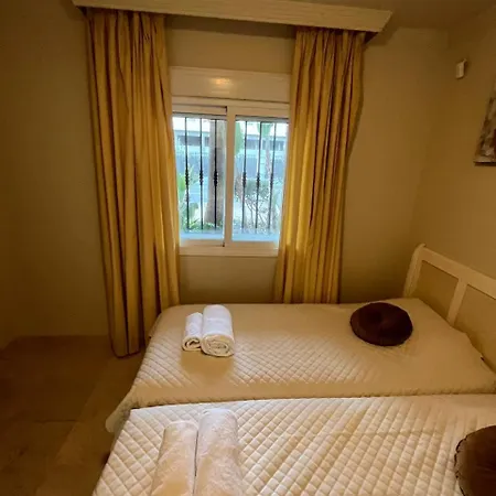 Piso 2 Habitaciones, Salon 2 Bano En Puerto Banus Vista Mar ! *