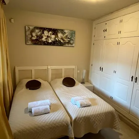 Piso 2 Habitaciones, Salon 2 Bano En Puerto Banus Vista Mar ! * Marbella