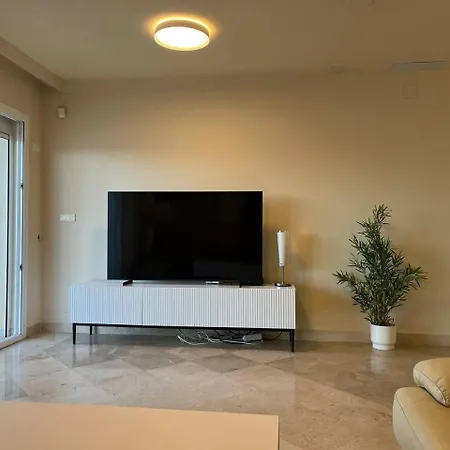Piso 2 Habitaciones, Salon 2 Bano En Puerto Banus Vista Mar !